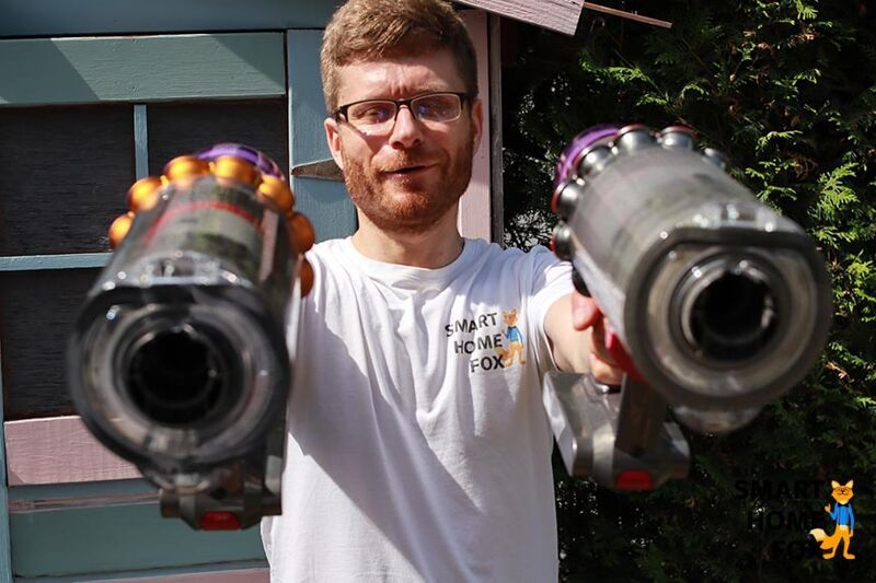 Beide Handsauger mit ausgestreckten Armen hochhalten